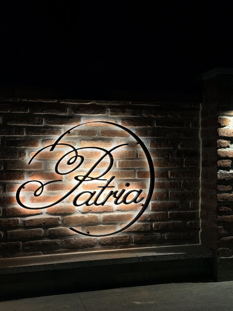 Svjetleći LED logotip po narudžbi
